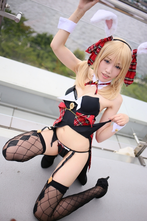 Анимешница с маленькой попкой мастурбирует вибратором (+порно фото)