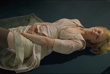 Подборка секс сцен и сцен с приставаниями из фильма 